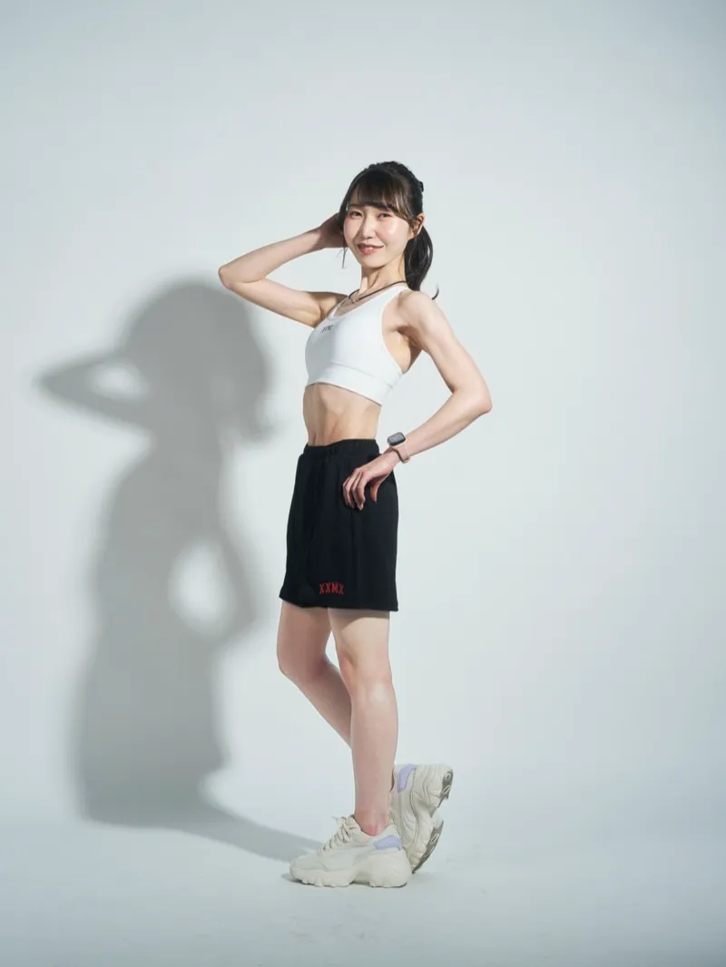 K-POP風クール＆スポーティポーズのボディプロフィール——アイドルのコンセプトフォト風に決めた横向きスタンディングポーズの撮影例