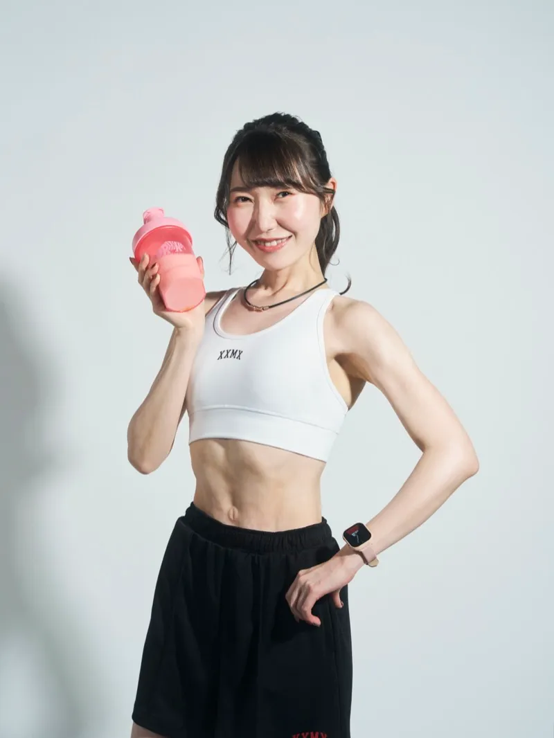 韓国ボディプロフィールのスタンディング系スポーティポーズ——横向きに体を開き筋肉の輪郭を最大限に引き出した立ちポーズのコンセプト例