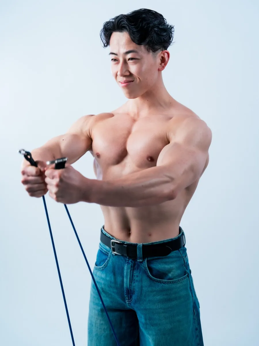 成人式・二十歳の記念に撮影——プロのライティングで今この瞬間の若さと自信を永遠に残したボディプロフィール作品（振袖前撮りとは異なる新しい大人の記念写真）